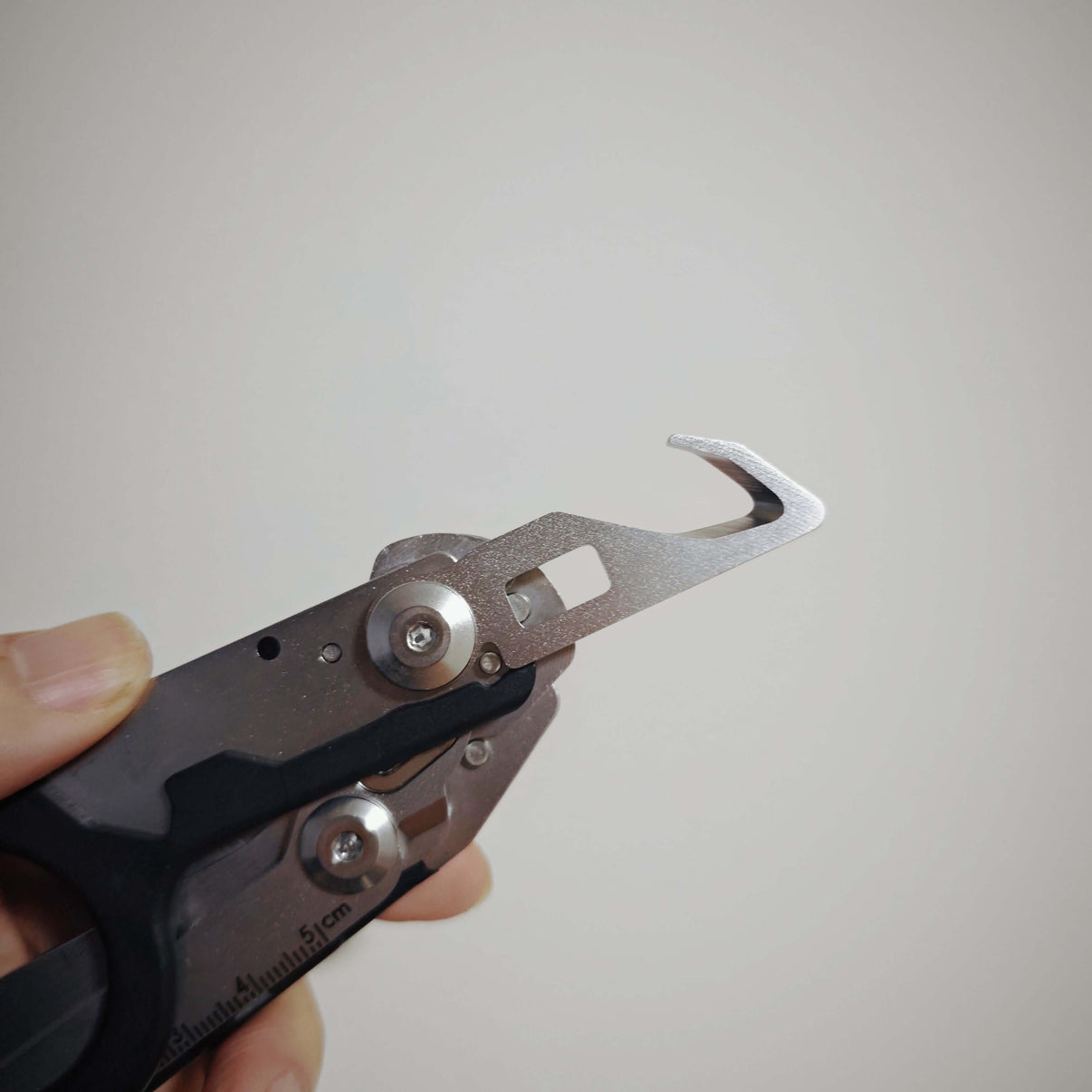 Safety Shear for Rope showcasing a foldable design and thick blade for safe operation during Shibari and rope cutting tasks.